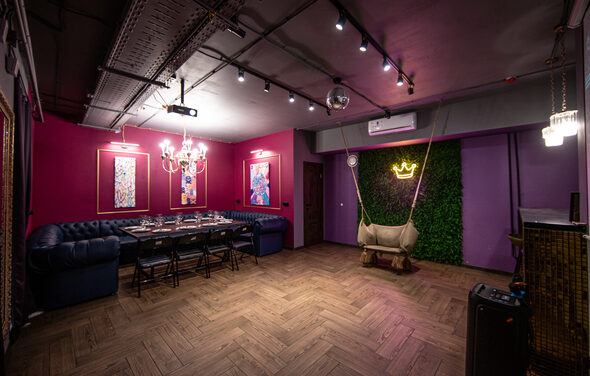 Неоновый лофт-зал