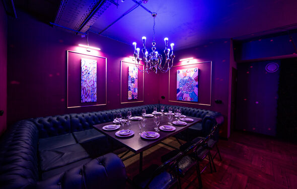 Неоновый лофт-зал