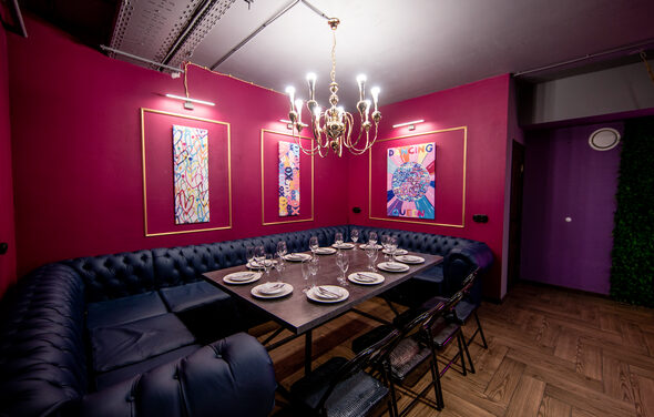 Неоновый лофт-зал