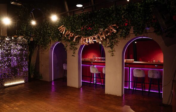 Двухэтажное пространство с яркими акцентами