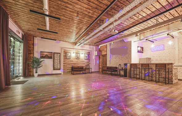 Loft Lodge 8. Яркий зал со светомузыкой