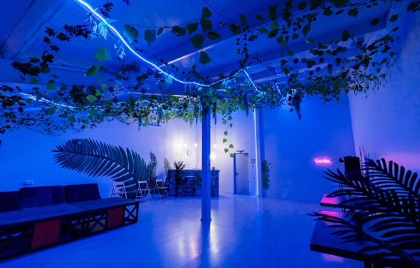 ATMOSFERA. ECO  Белый лофт с неоновой подсветкой