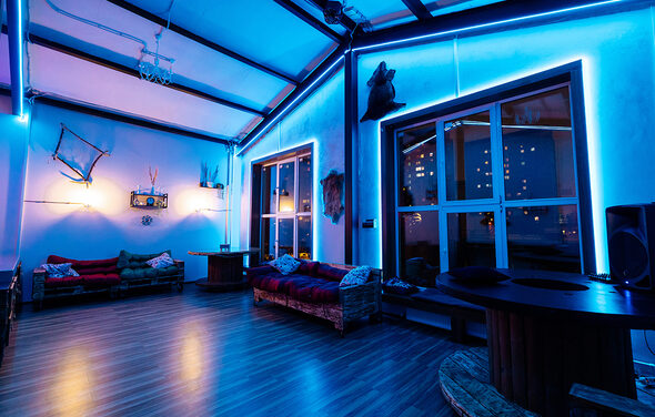 Неоновый лофт для вечеринок