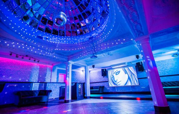 Атмосферное пространство с зеркальным куполом