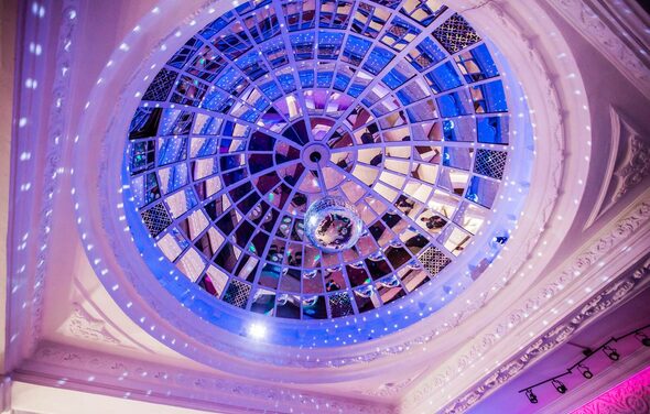 Атмосферное пространство с зеркальным куполом