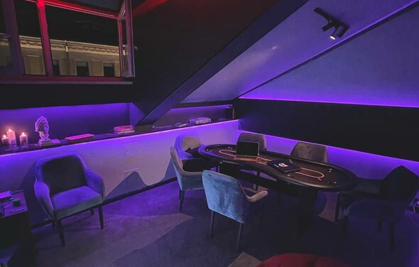 Лофт на мансардном этаже с покерным столом