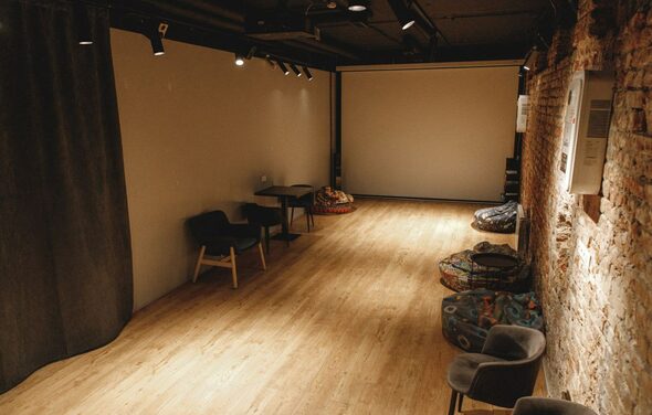 Пространство с кирпичной стеной и проектором
