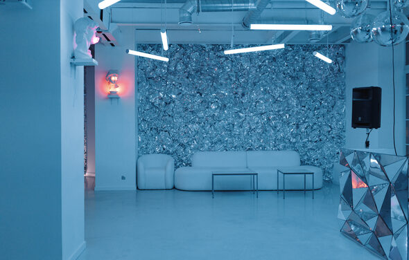 Wow Place Loft. Mr White (Вау Плейс Лофт. Мистер Уайт). Белый дизайнерский зал