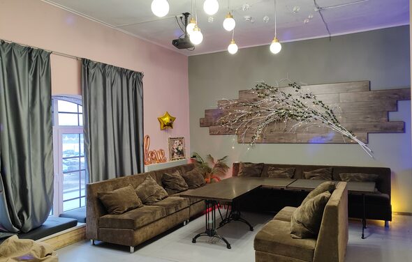 Уютный лофт-зал с красивым видом