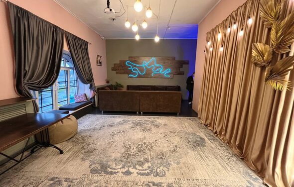 Уютный лофт-зал с красивым видом