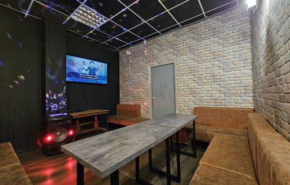 Типичный Питер. Лофт-зал в полосатом стиле