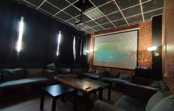 Типичный Питер. Зал с играми