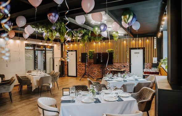 Красочный зал при отеле