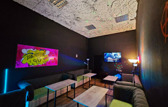 Типичный Питер. Тёмный лофт с логотипами групп 90-х