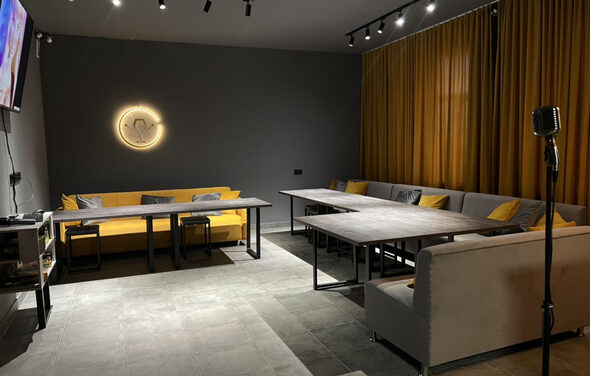 Атмосферный зал с караоке