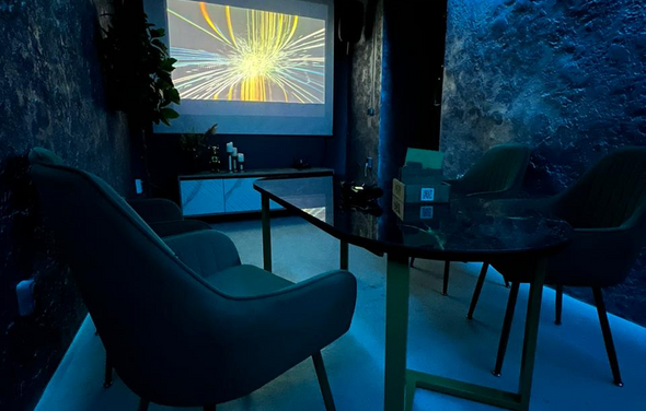 Небольшой атмосферный зал