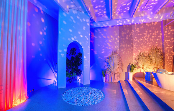 Светлый зал в бежевых тонах