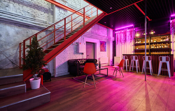 Двухуровневый лофт из белого кирпича