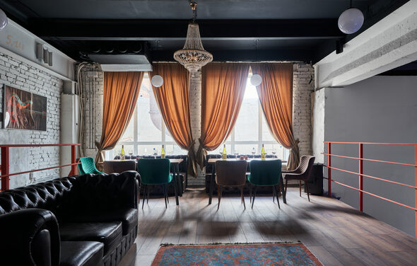 Двухуровневый лофт из белого кирпича