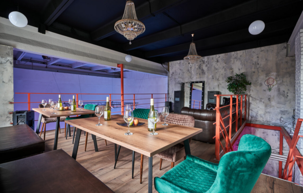 Двухуровневый лофт из белого кирпича