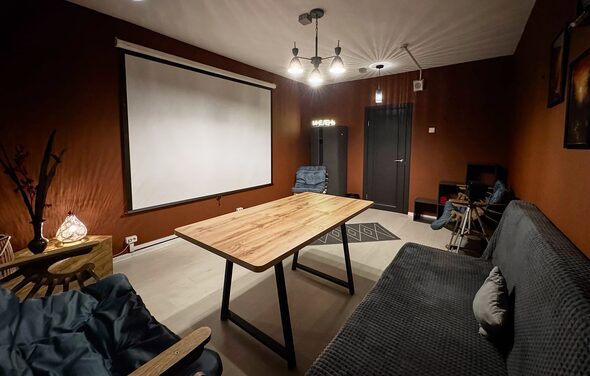 Тёмная комната с проектором