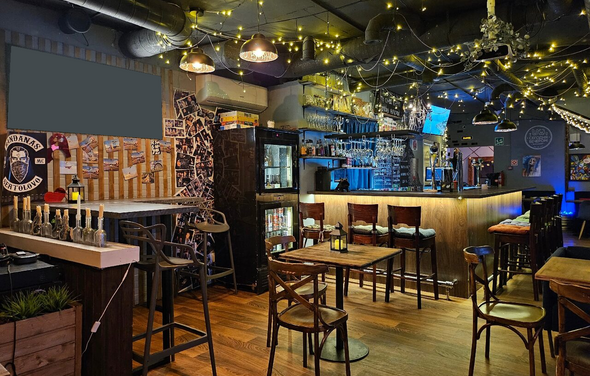 Просторный и атмосферный лофт-бар