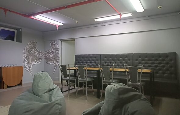 Яркий зал с пуфами