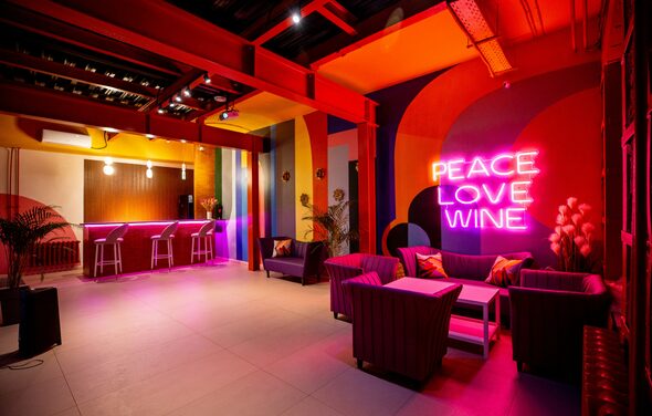 Лофт-зал с ярким цветами