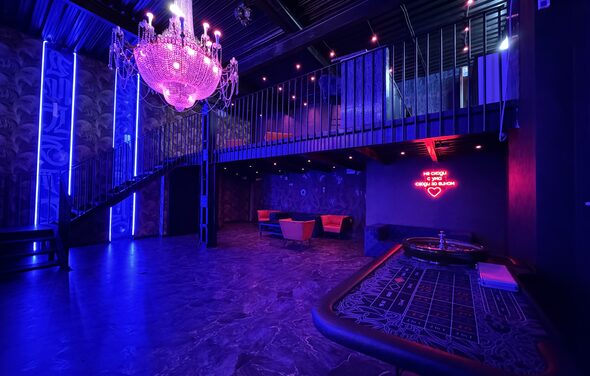 Тёмный лофт-зал с двумя этажами