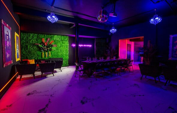 Белый неоновый лофт-зал