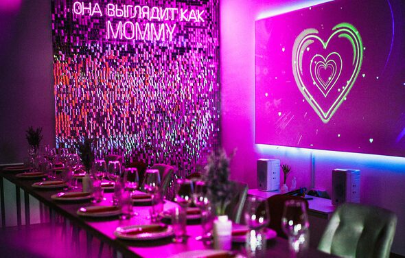 Тёмный караоке лофт-зал