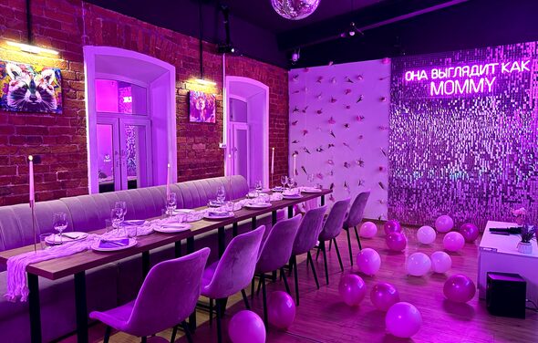 Тёмный караоке лофт-зал