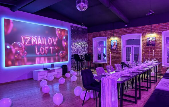 Просторный лофт-зал с неоном