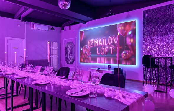 Просторный лофт-зал с неоном