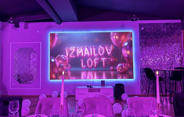 Просторный лофт-зал с неоном