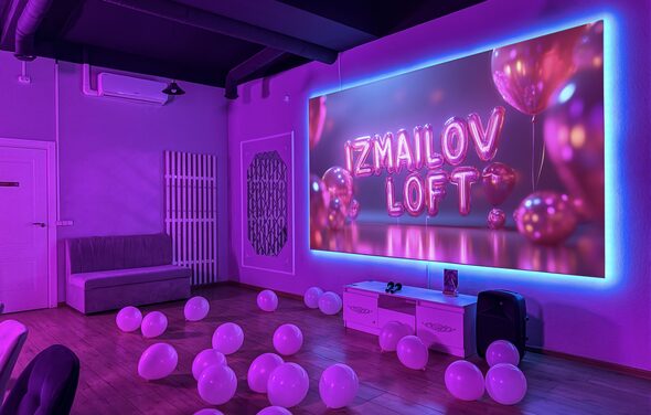 Просторный лофт-зал с неоном