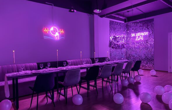 Просторный лофт-зал с неоном