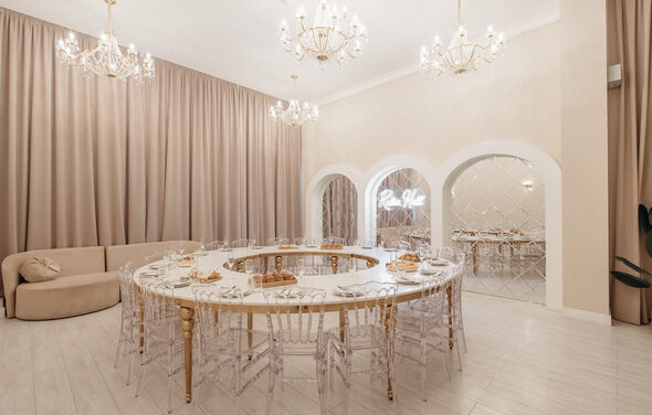 Просторный зал со сценой