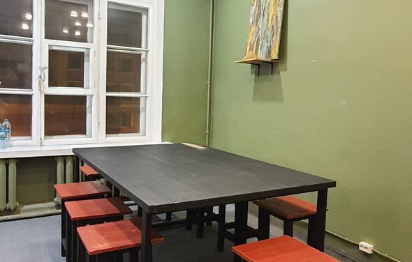 Зеленая комната 20 кв. м с камином и фонтаном