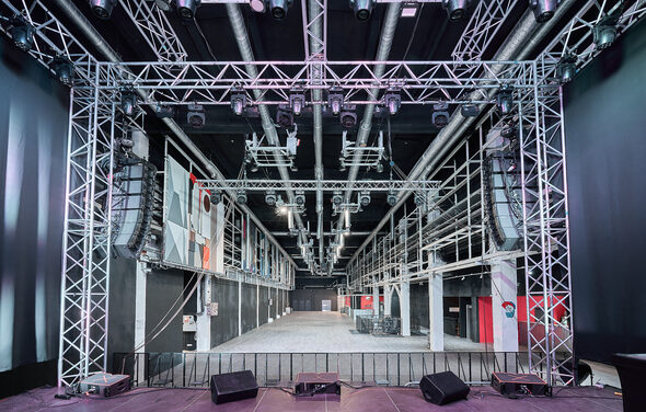 Лофт Графит. Огромное пространство со сценой