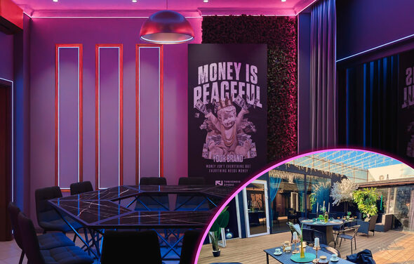 ИглуЛофт. Свифт. Античный лофт-зал с неоном