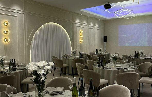 Аманд Холл. Серый банкетный зал