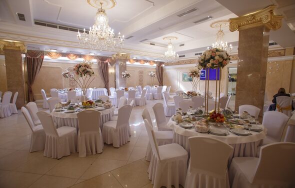 Банкетный зал в классическом стиле с колоннами