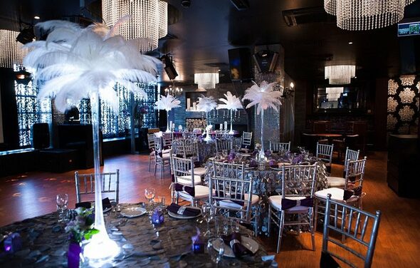 Банкетный зал в темных тонах