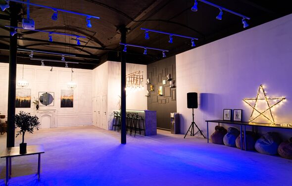 Светлый лофт с большими окнами и выходом на веранду