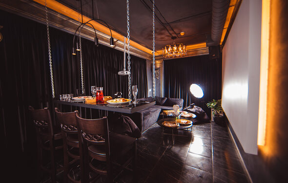 Чёрный лофт-зал