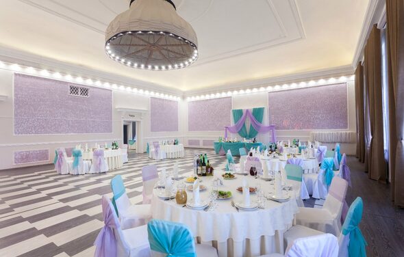 Тиара. Банкетный зал с сиреневыми акцентами 