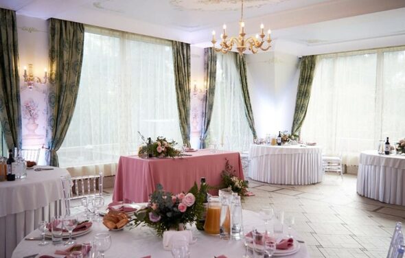 Мир у Озера. Банкетный зал с камином