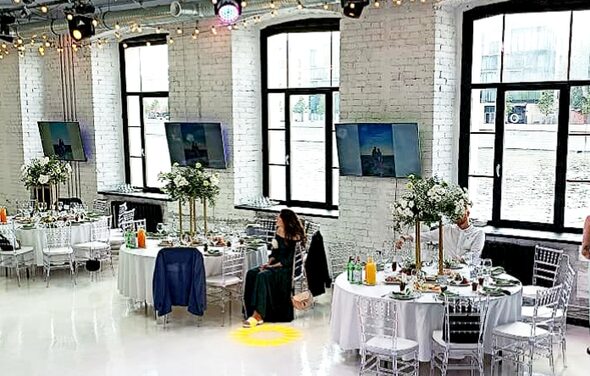 Банкетный зал с большими окнами