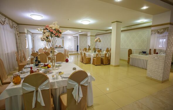 Светлый банкетный зал со сценой